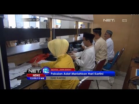 NET12 - Petugas samsat kota Bekasi peria dan wanita kenakan pakaian adat di Hari Kartini