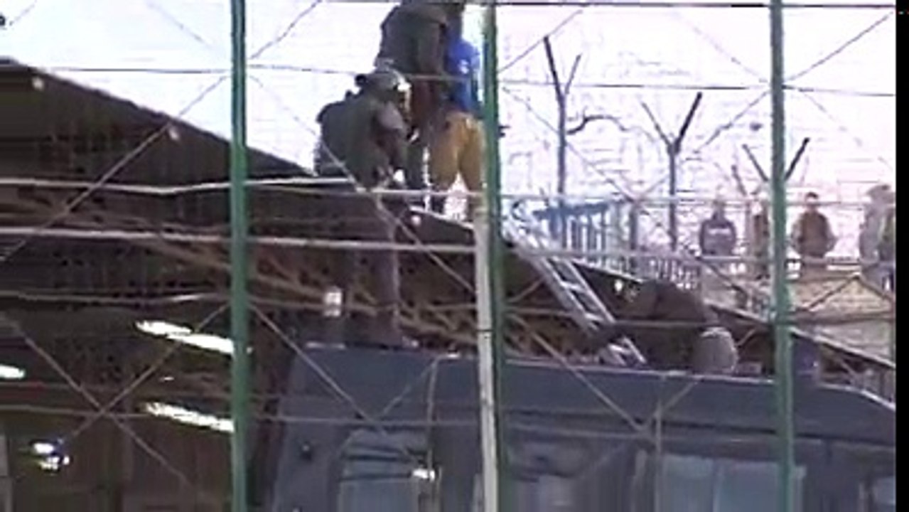 Regardez comment les immigrés Africains sont traités à la frontière espagnole