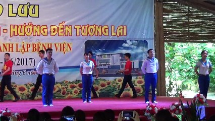 Cờ sao phấp phới màn múa hát "Tổ quốc nhìn từ biển" của các bác sỹ Y học cổ truyền Thái Nguyên