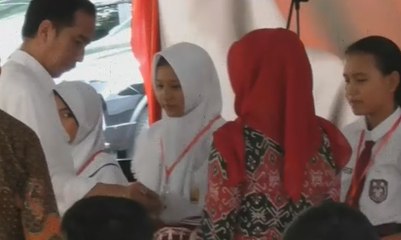 Jokowi Bagikan Ribuan Kartu Indonesia Pintar di Temanggung