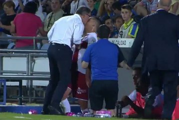 Un entraîneur met un coup de tête à son joueur