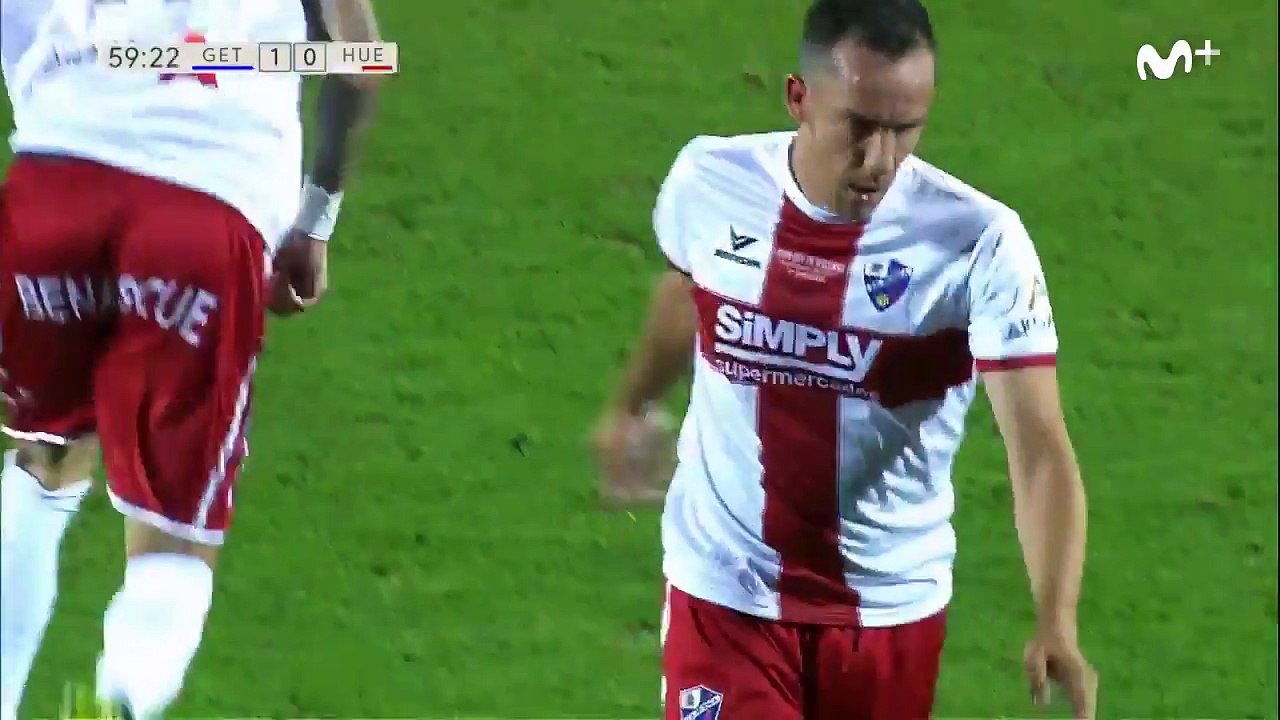 Un entraineur met un coup de boule à son joueur !