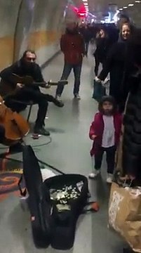 Une petite fille fait quelques pas de danse dans un métro et crée un véritable buzz : 13 millions de vues !