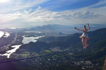 Thót tim cô gái đi giày cao gót trên dây lơ lửng giữa không trung