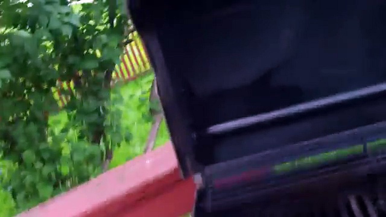 Il frotte une pomme de terre crue sur la grille de barbecue