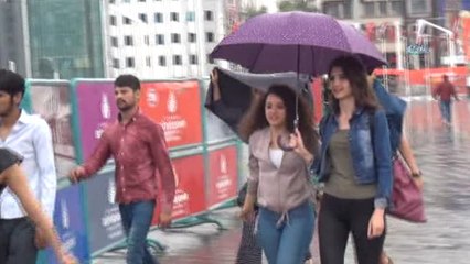 Taksim'de Vatandaşlar Yağmura Hazırlıksız Yakalandı