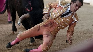 Award-winning matador Ivan Fandino gored to death by raging bull after tripping on his cloak in the ring