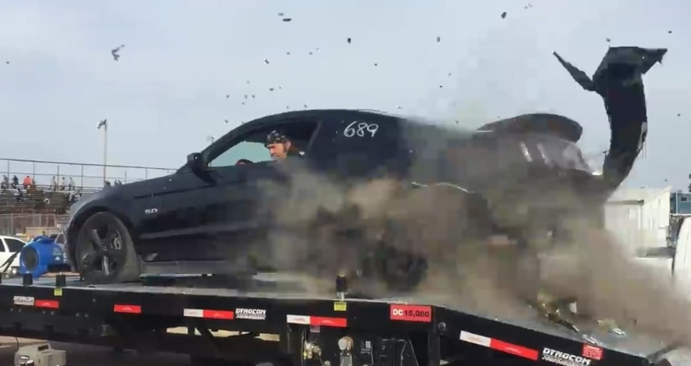 Le pneu de la Mustang de Régis explose à 240 km/h sur un banc d’essai.