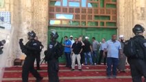 المئات من جنود الاحتلال والمستوطنين يقتحمون المسجد الأقصى