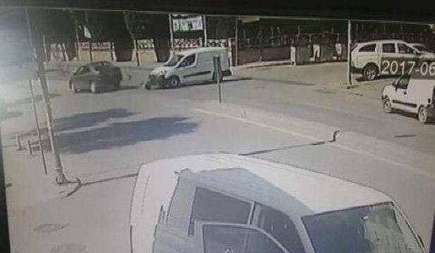 Otomobilin yayaya çarpma anı kamerada