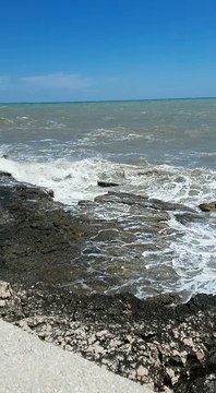 Forte vento a Trani Colonna: mare agitato sui bagnanti