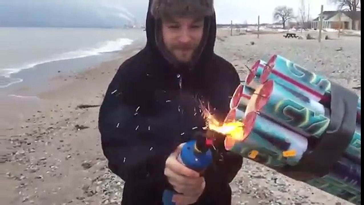 Realizza un incredibile cannone di fuochi d'artificio e festeggia così. Fenomenale!