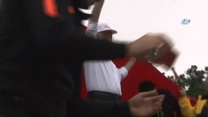 Kemal Kılıçdaroğlu Yürüyüş Sırasında Böyle Düştü