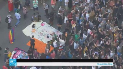 متظاهرون يستنكرون ردة فعل الحكومة البريطانية على حريق لندن