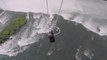 Accroché par la bouche à un hélicoptère au-dessus des chutes du Niagara