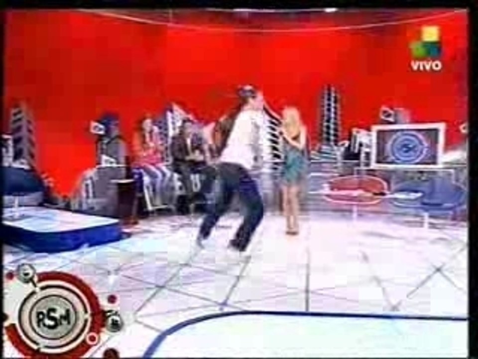 Tortonese bailando Torero de Chayanne