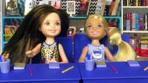 En video para porquería una cama de Barbie Chelsea pantalones de dibujos animados con las muñecas de las niñas barbie
