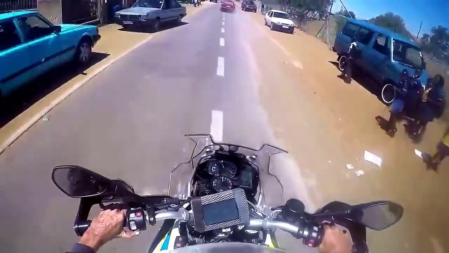 Un motard policier tire sur des suspects en pleine course poursuite qui se termine mal