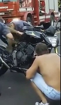 un motard ressent une vive douleur il s'arrete avant de s'évanouir regardez ce quils ont trouvé