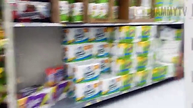 Son petit copain lui a mis une culotte vibrante au Walmart, elle explose de joie !