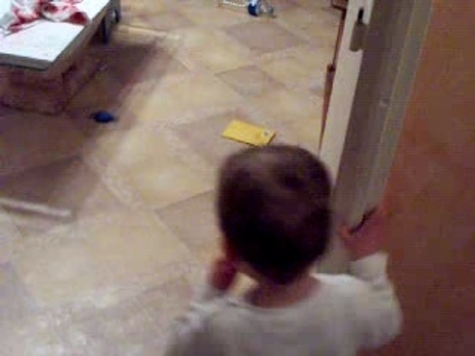 Lucas et le ballon qui danse et qui fait du bruit