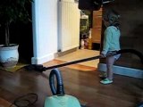 Camille passe l'aspirateur