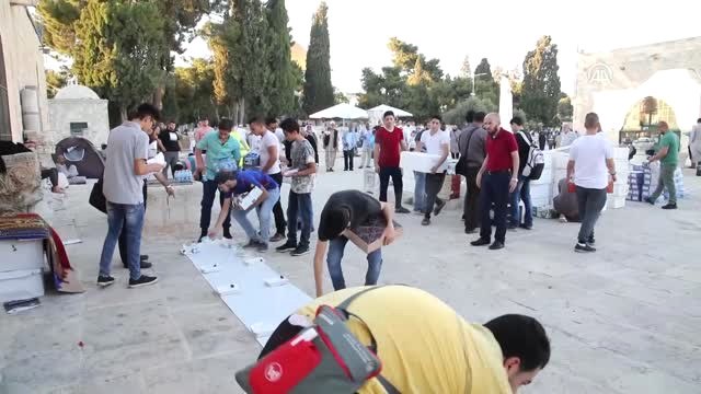 Türk Kızılayı Mescid-i Aksa'da Iftar Verdi