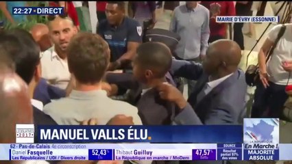 Download Video: Législatives: les images de l’intervention de la police lorsque Valls annonce sa victoire