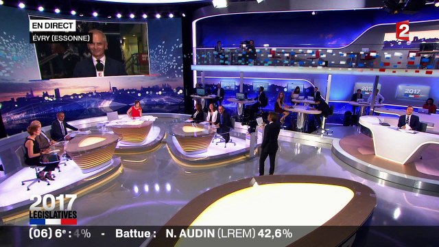 Valls annonce sa victoire dans une ambiance tendue à la mairie d'Evry