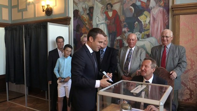 Macron obtém maioria absoluta nas legislativas na França