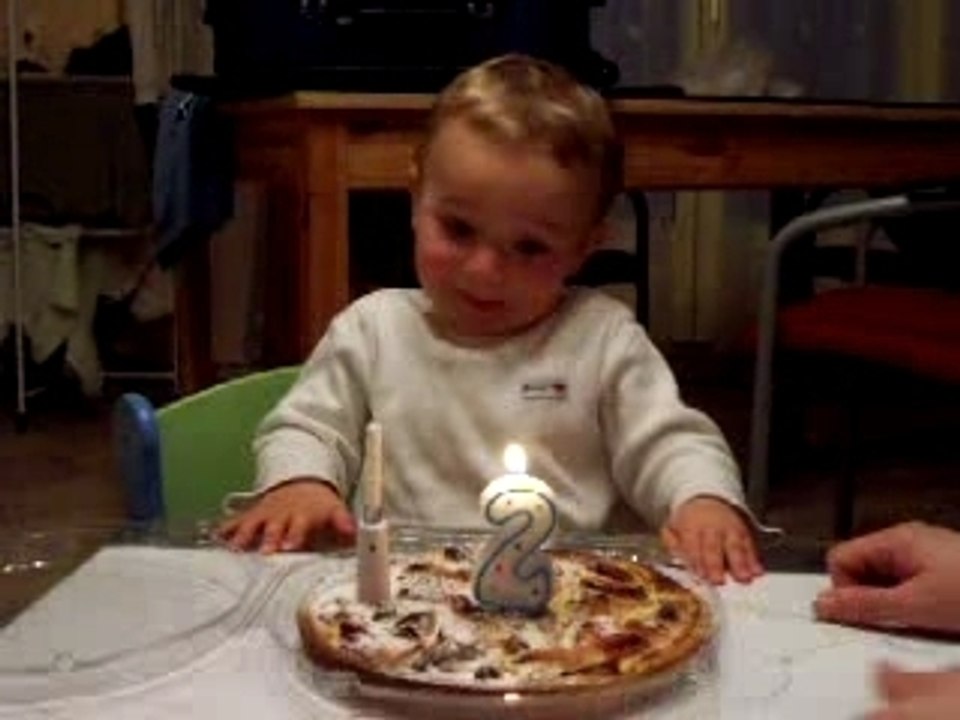 Lucas souffle les bougies