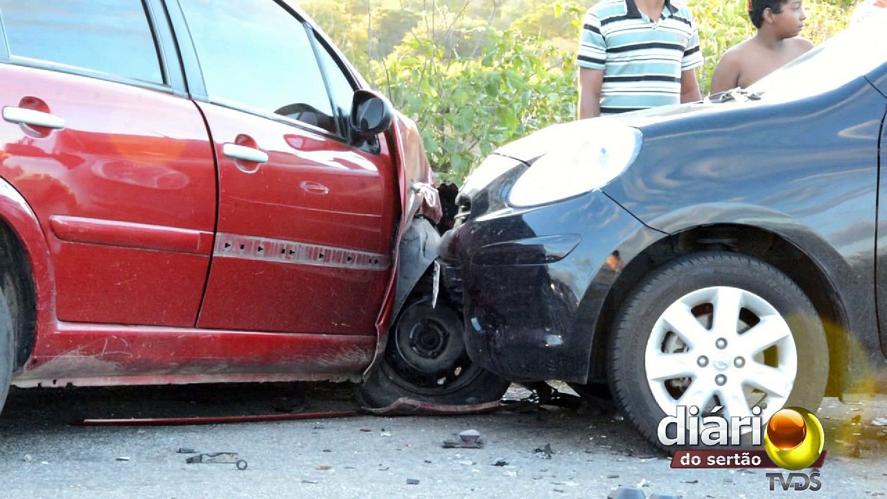 Acidente envolve dois carros e uma moto em rodo...