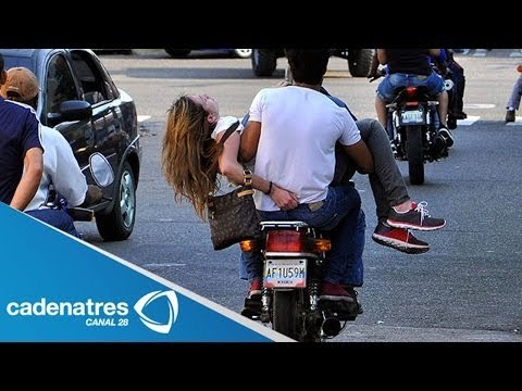 Jóvenes demuestran su inconformidad ante el gobierno de Nicolás Maduro