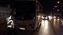 Polisten Tur Otobüslerine Gece Yarısı Baskını