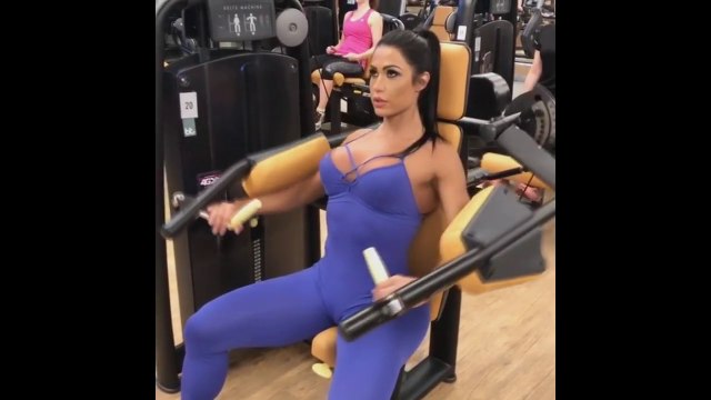 Gracyanne Barbosa - Treino de deltoides 09-05-2017