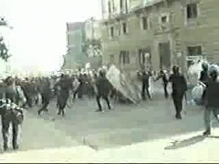 G8 2001 a napolie en italie: emeute - anarchiste