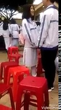 Nữ sinh ngại ngùng tiến tới hôn crush