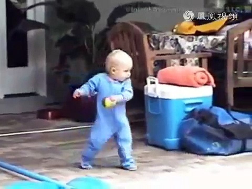 寶寶掉進游泳池 看他如何自救