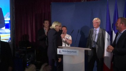 Législatives: le FN comme "seule force de résistance" (Le Pen)