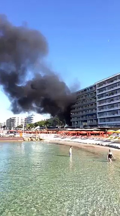 Un camion frigorifique prend feu et dégage une impressionnante fumée noire