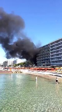 Un camion frigorifique prend feu et dégage une impressionnante fumée noire
