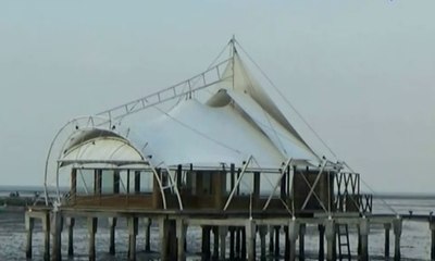 Unik, Masjid Berbentuk Kapal dan Berdiri di Atas Laut