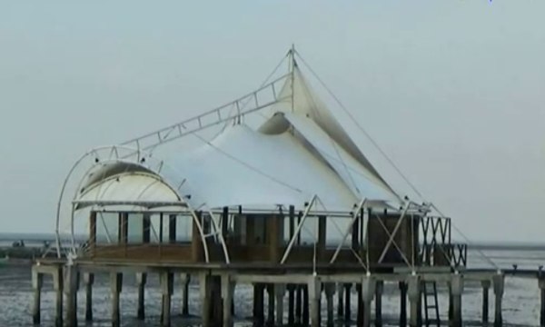 Unik, Masjid Berbentuk Kapal dan Berdiri di Atas Laut