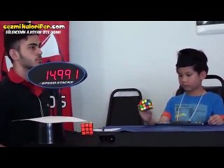 Rubik Küpünü Ezberledikten Sonra Gözü Kapalı Şekilde Fişek Gibi Çözen Ufaklık