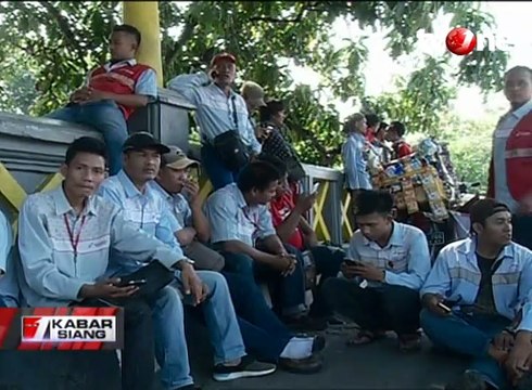 Ratusan Sopir Truk Tangki Gelar Demo Depan Depo Pertamina