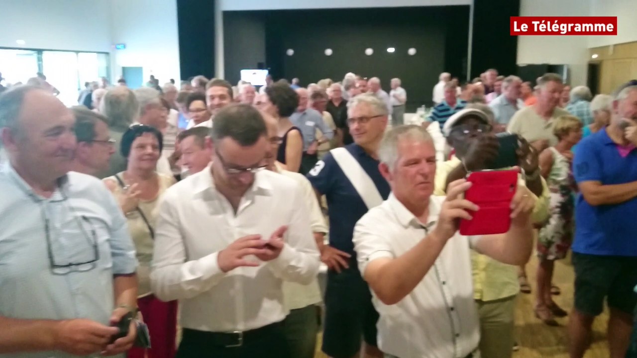 Saint-Avé (56). Plus de 100 militants fêtent la victoire d'Hervé Pellois