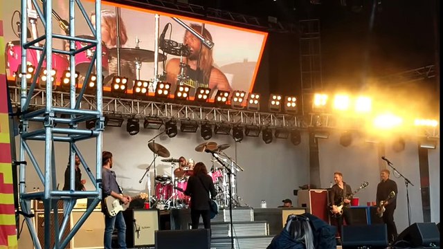 Dave Grohl (Foo Fighters) invite sa fille à jouer de la batterie lors d'un concert