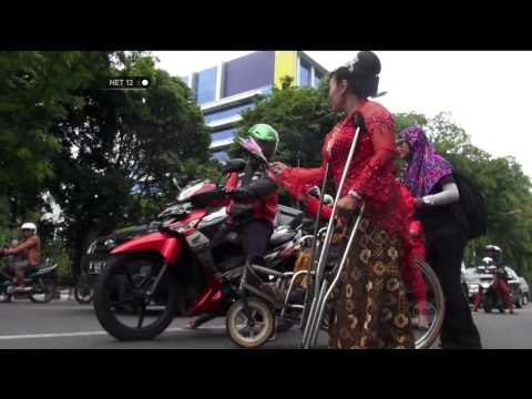 Warga disabilitas bagi bagi bunga peringati Hari Disabilitas - NET12