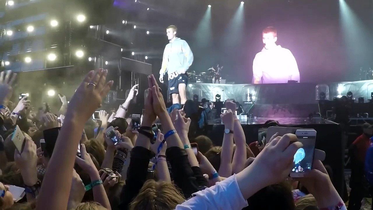 Tiran botella a Justin Bieber por no cantar 'Despacito'