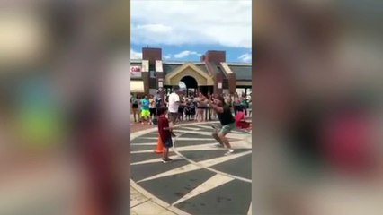 Cuando diviertes a los niños y se te cae una pistola